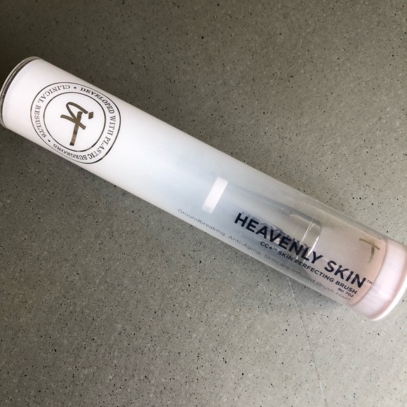 it cosmetics Other - NEW -IT COSMETICS -Heavenly Skin Perfecting Brush